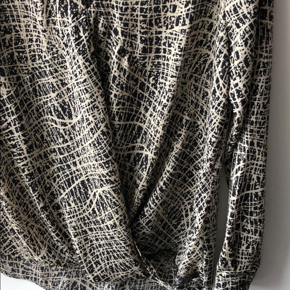 Statement Wrap Blouse! 🔥 - Picture 4 of 4